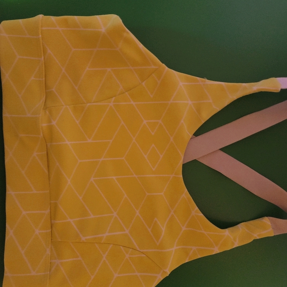Sports bra in vibrant yellow geo pattern